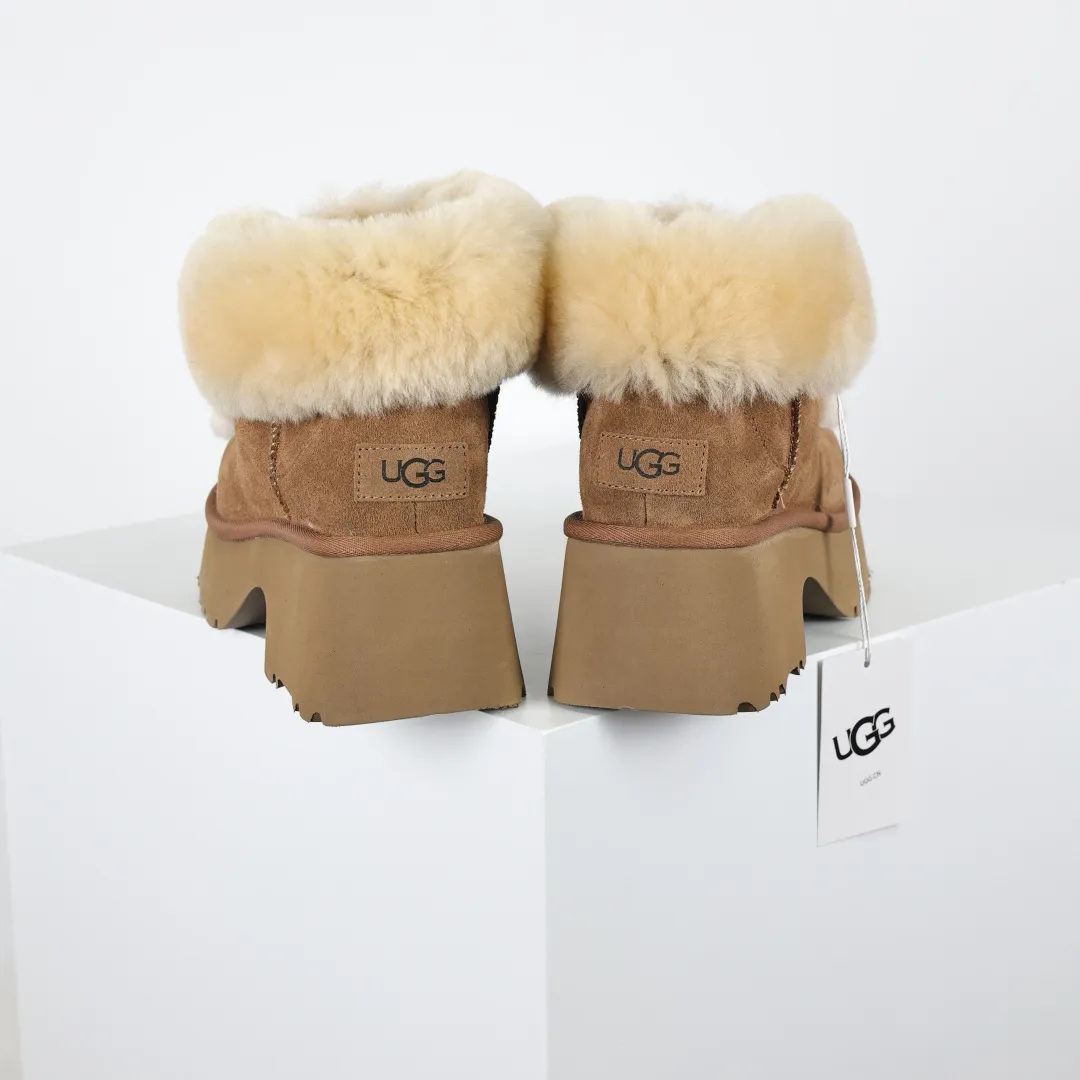 Pick up locally 💰700 Core recommended good price Independently developed original outsole, cashmere insole, keeping warm in winter, suitable for home use. In recent years, uug has launched a style series, which is partially skewed towards the preferences of young consumers, and has also been at the forefront of fashion trends. Shoe body material, water-repellent coated suede upper, 17mm UGGPURE™ implanted wool insole, lightweight non-slip and comfortable rubber outsole, with brand LOGO, complete packaging, size: 35 36 37 38 39 40